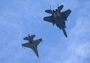 Dogfight F-16 vs F-15 Warnai Latma Cope West 2025